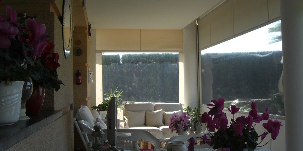 Cerramiento de terraza con un techo fijo de panel de sandwich