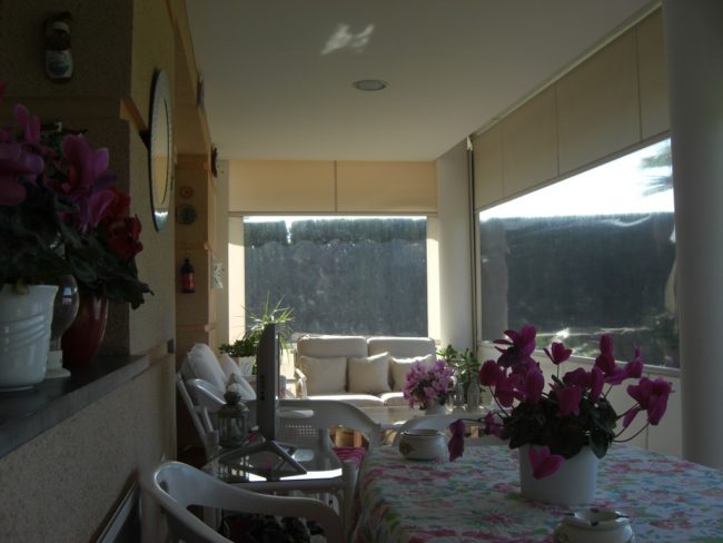 Cerramiento de terraza con un techo fijo de panel de sandwich