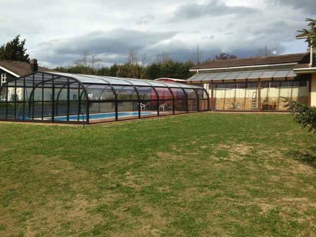 Cubierta de piscina con jacuzzi
