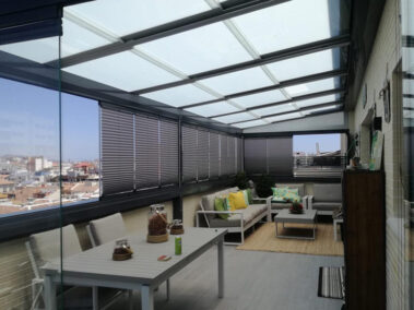 Cerramiento de terraza con techo móvil en Zaragoza