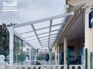 Cerramiento exterior con techos móvil y cortinas de cristal