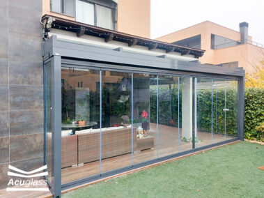 Cerramiento de terraza con techo y cortinas de cristal