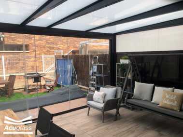 Cerramiento de terraza con techo de cristal traslucido