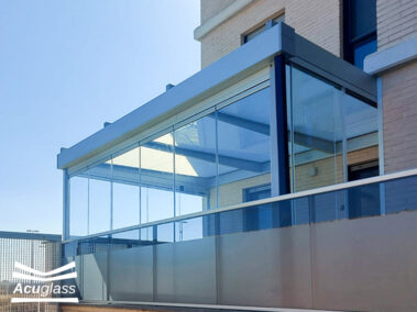 Cerramientos exteriores con techos fijos y cortinas de cristal