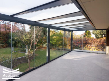 Cerramientos de terraza con cortina de cristal y techo fijo