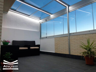 Cerramientos de terraza con cortina de cristal y techo móvil