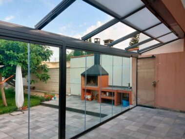 Cerramiento de porche con cristal y techo móvil
