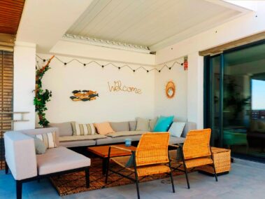 Porche cerrado con una pérgola bioclimática