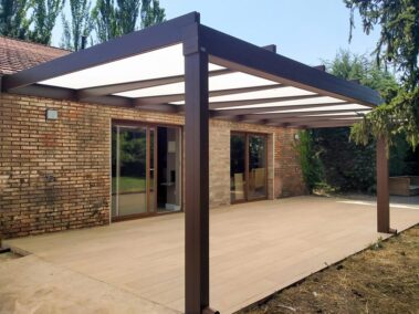 Porche con techo fijo de policarbonato traslucido