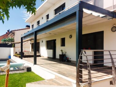 Porche con toldo deslizante