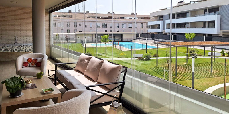 Cerramiento de terraza exterior con cortinas de cristal en Zaragoza