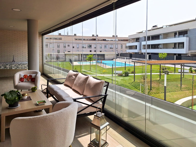 Cerramiento de terraza exterior con cortinas de cristal en Zaragoza
