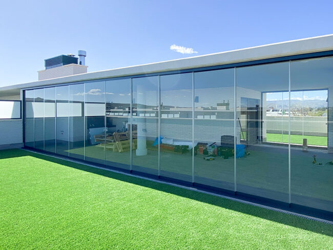 Cortina de cristal instalada en un ático de Zaragoza