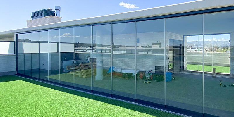 Cortina de cristal instalada en un ático de Zaragoza Cortina de cristal instalada en un ático de Zaragoza